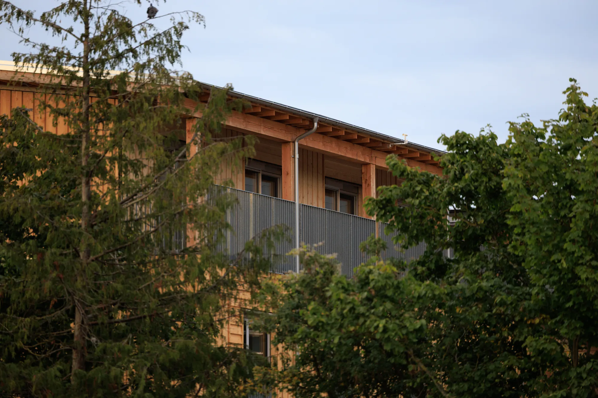 Brick façade with rhythm of windows — Nærheden