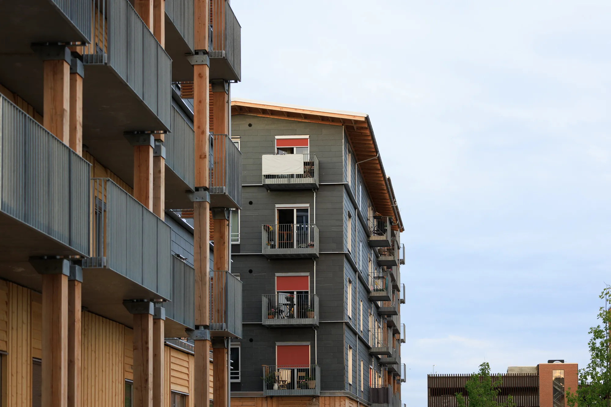 Residential block edge with planted strip — Nærheden