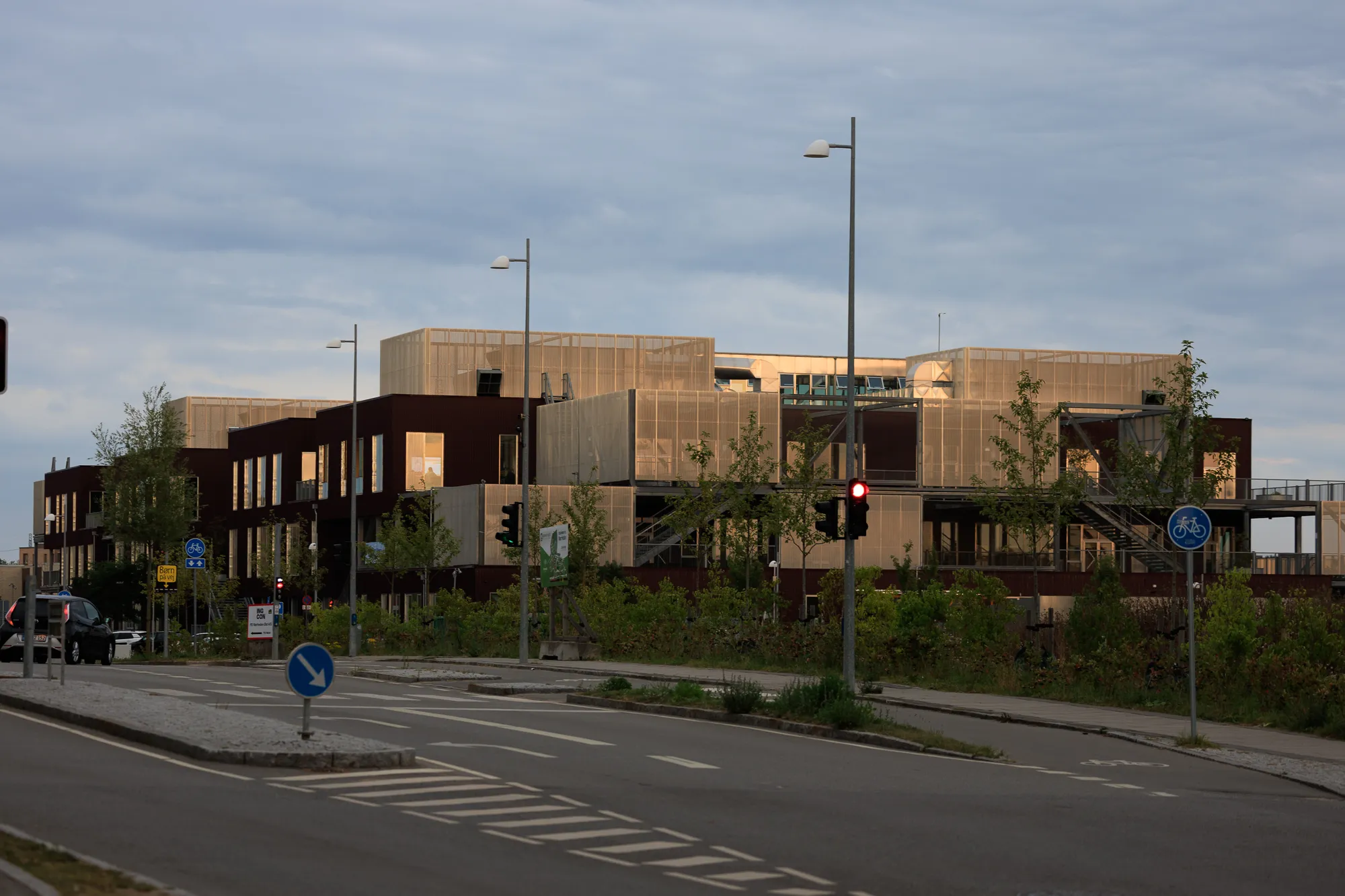 Shared path along façades — Hedehusene