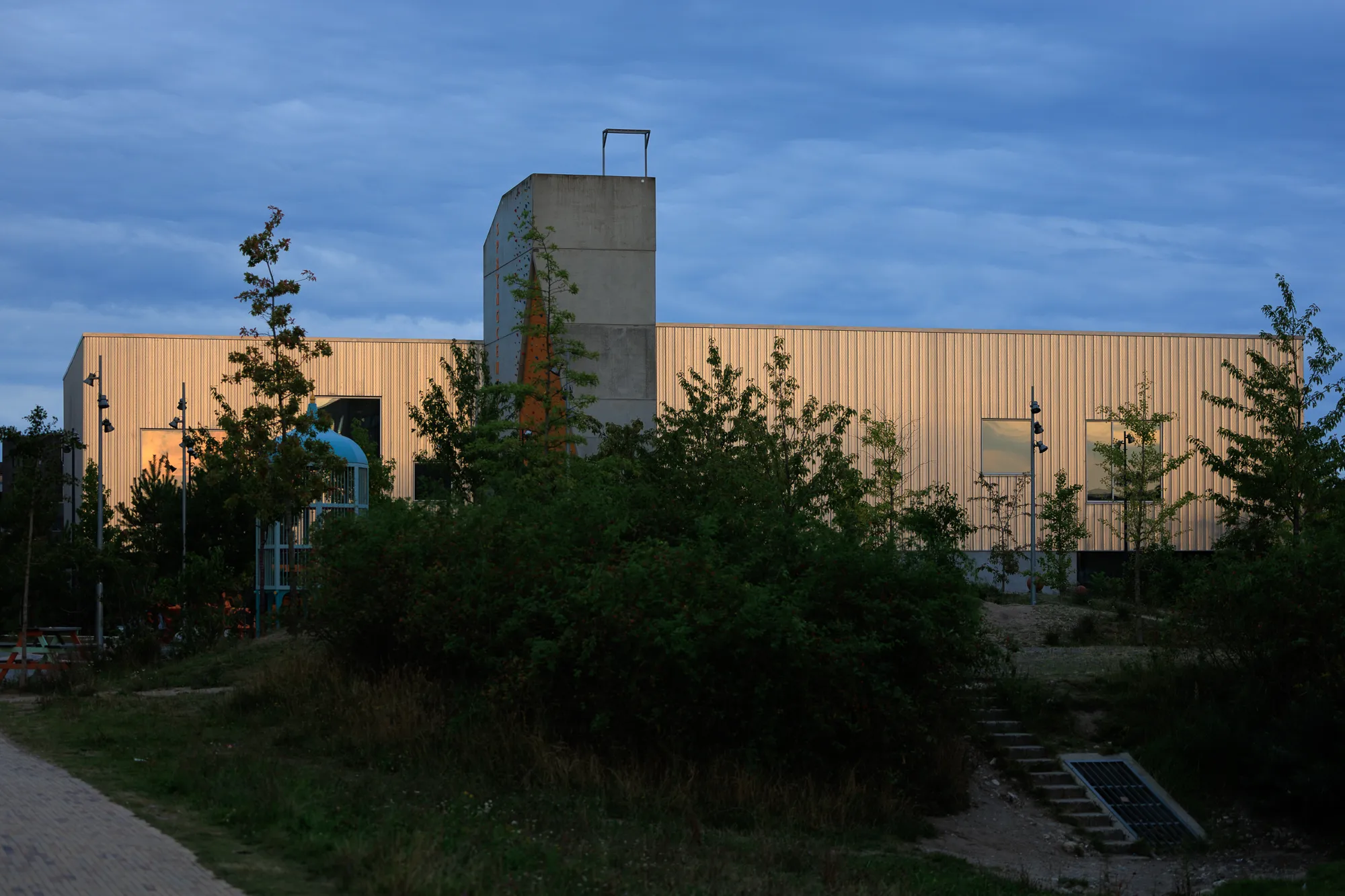 Intimate courtyard edge and entrances — Hedehusene