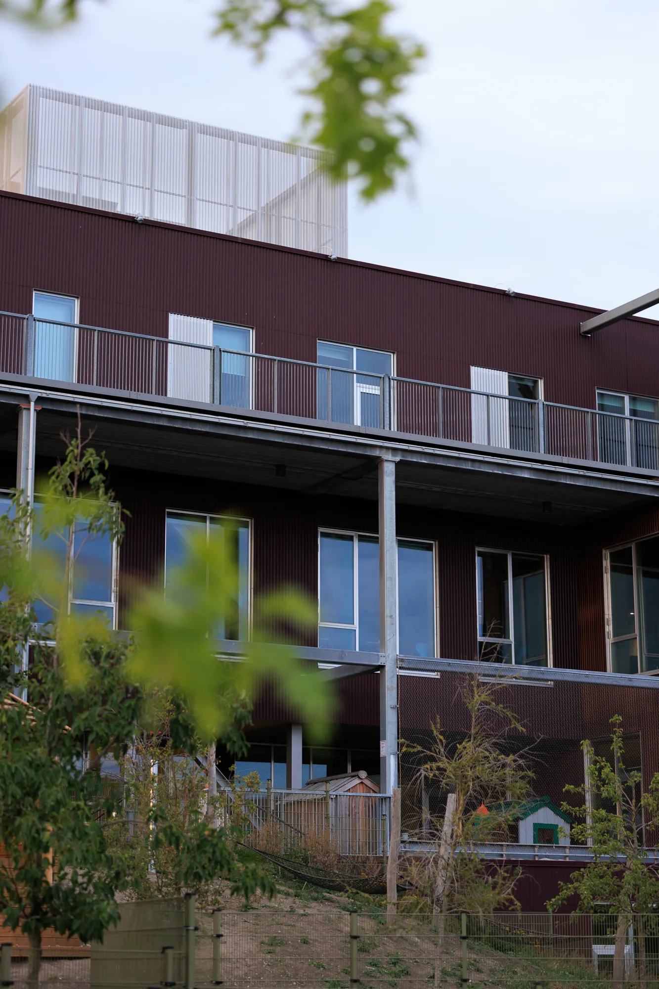 Brick pattern with inset balconies — Nærheden