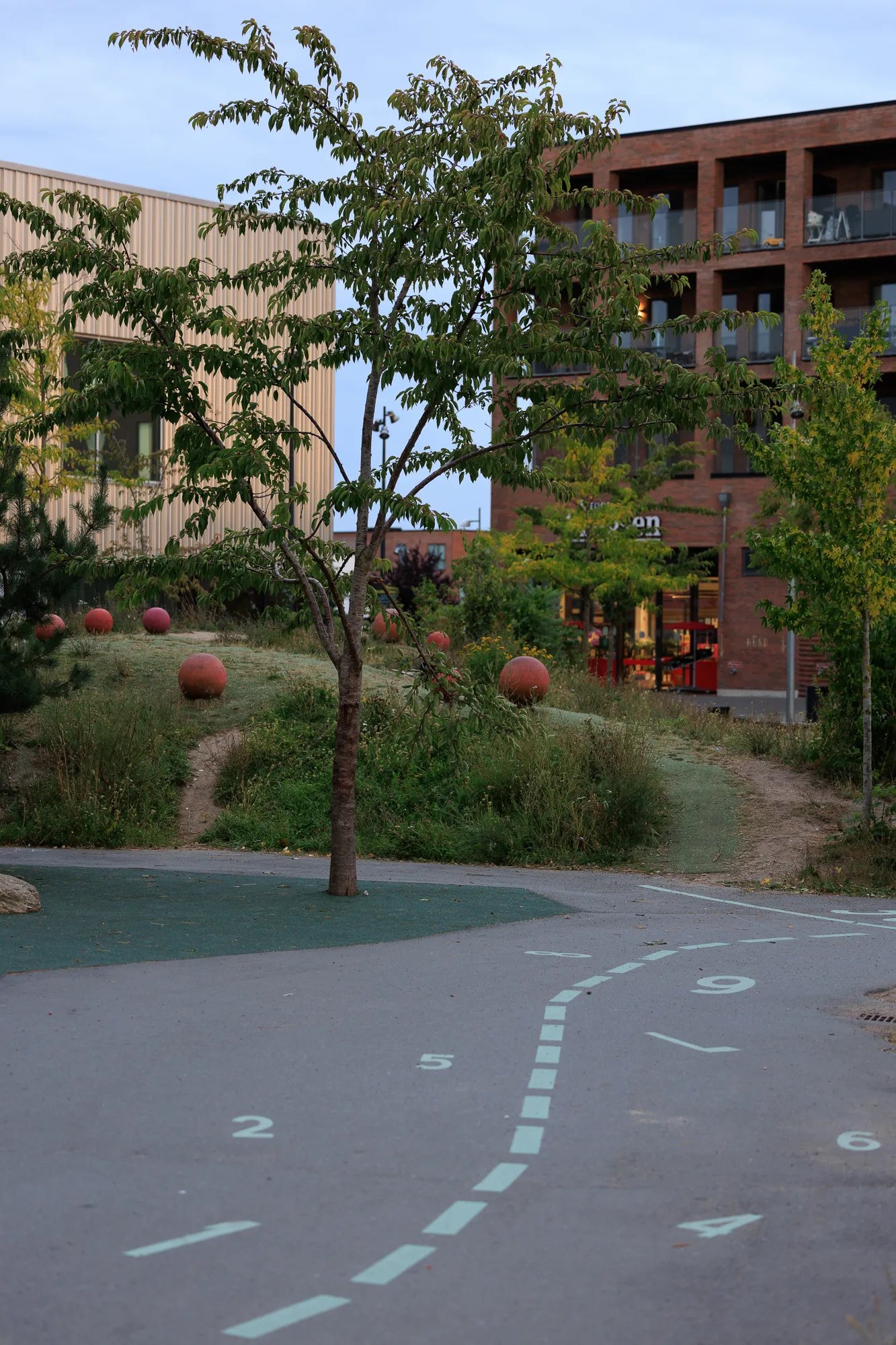 Shared garden strip along housing — Hedehusene