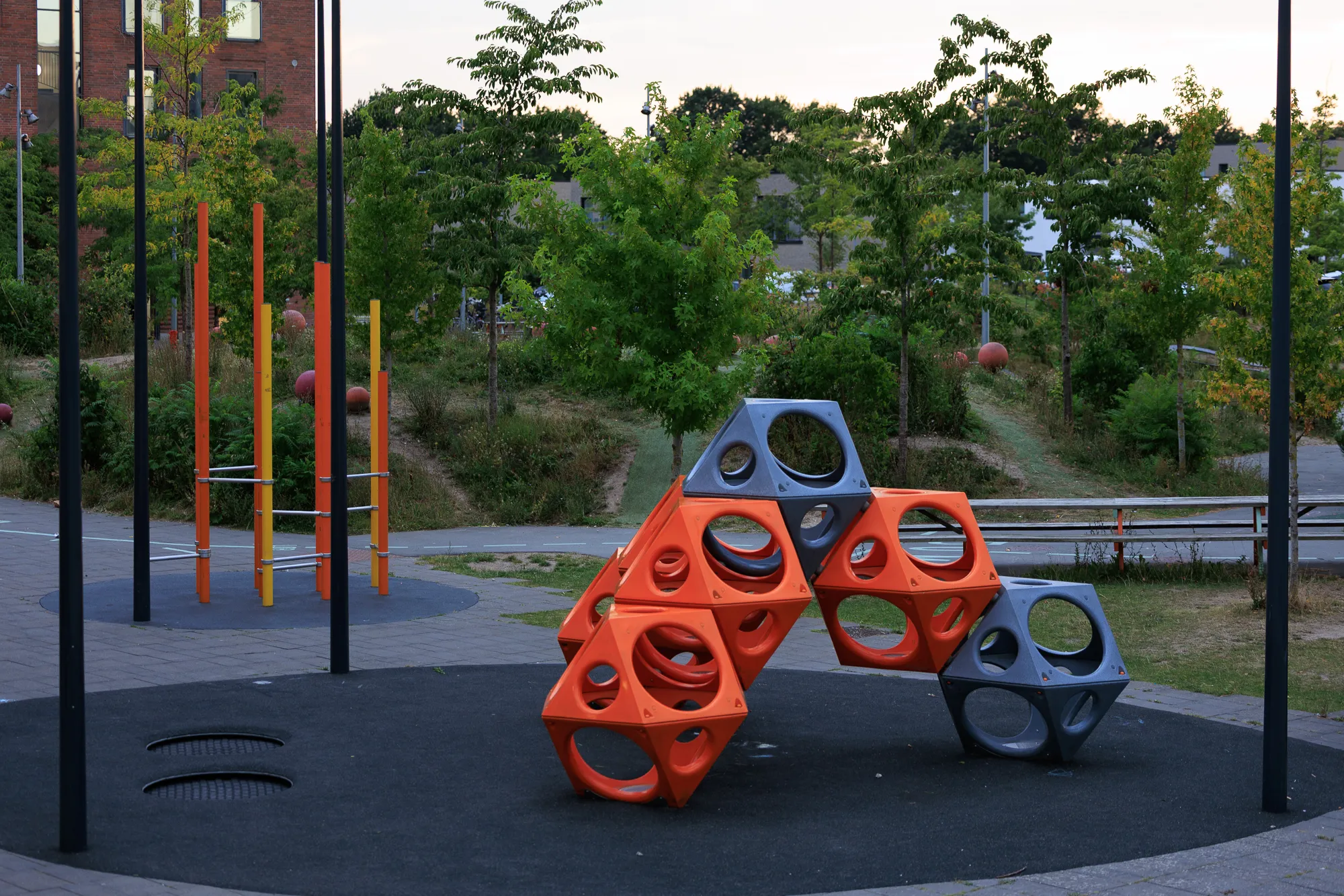Opening between blocks — pedestrian loop — Nærheden