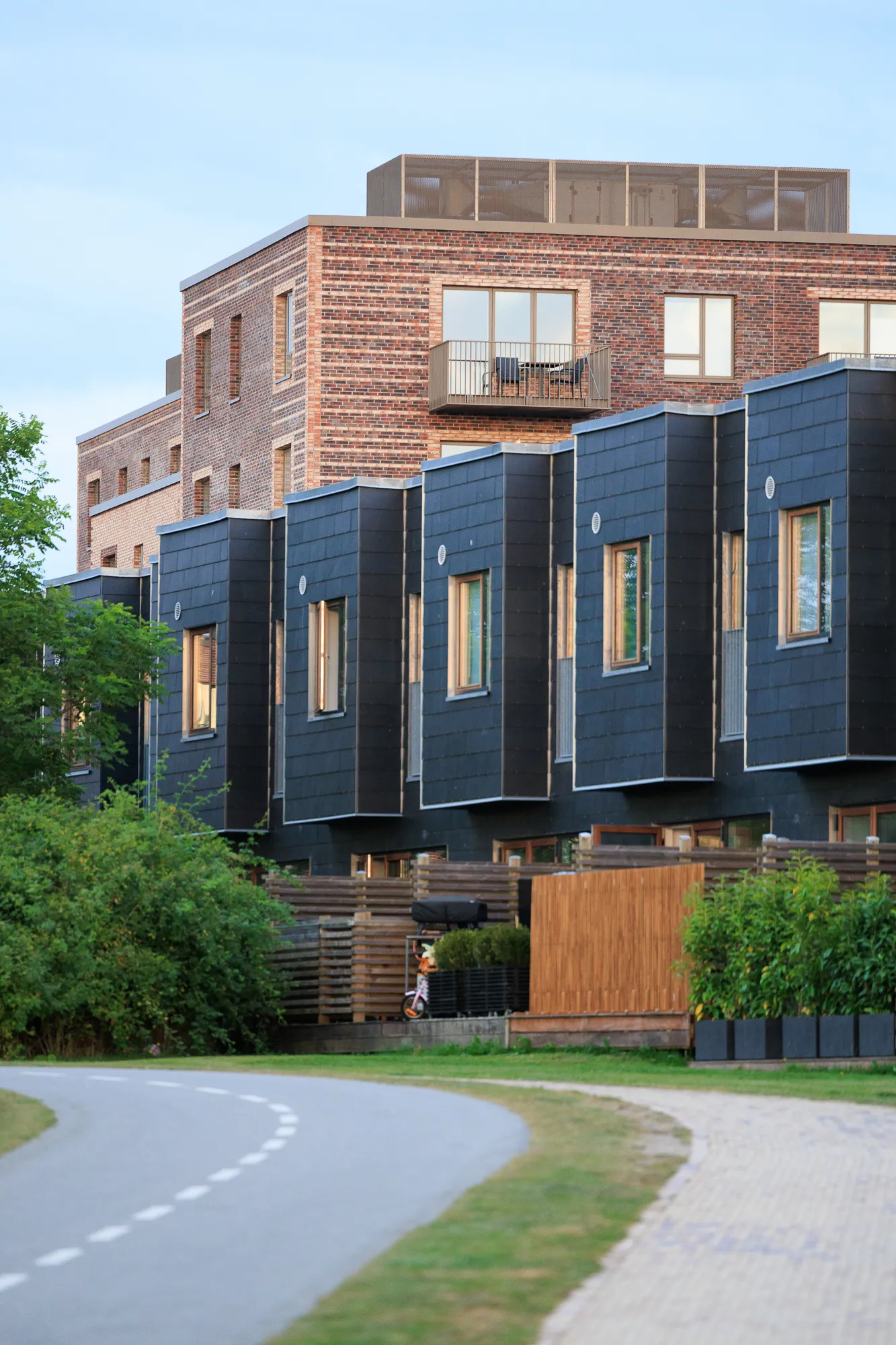 Warm light on brick façades — Nærheden
