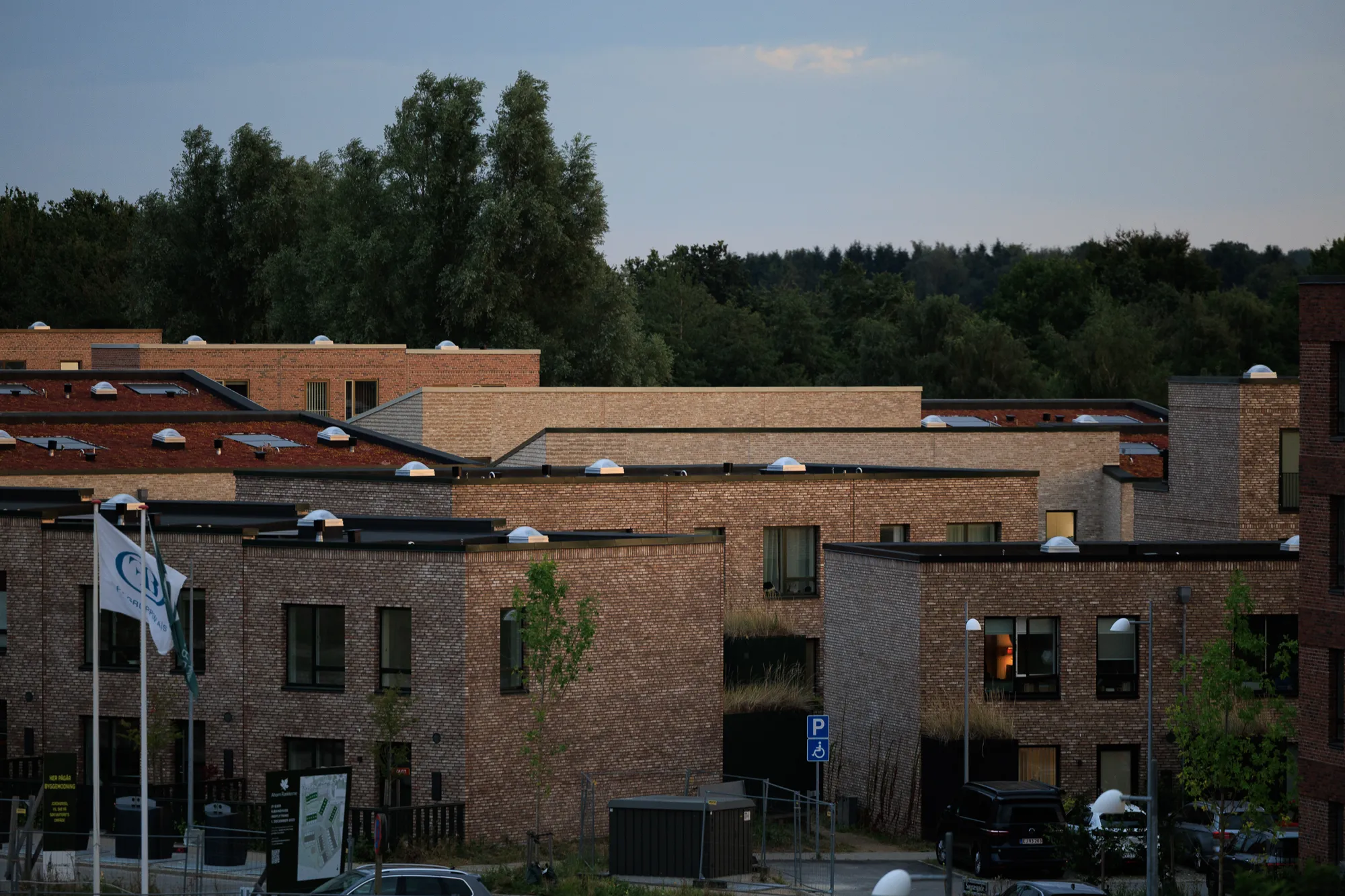 Evening sky gradient over brick housing — Nærheden