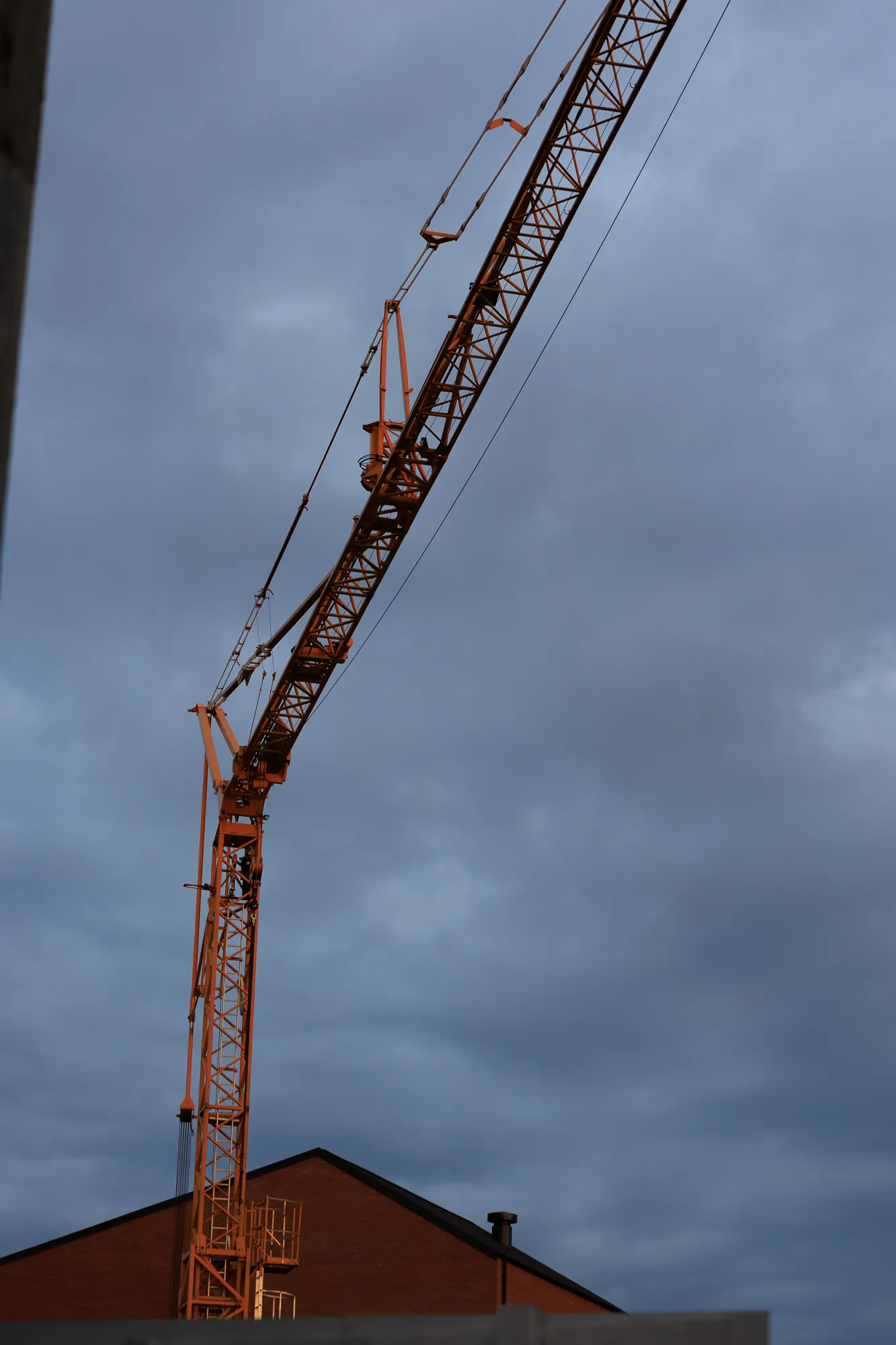 Night approaching — warm windows in Nærheden