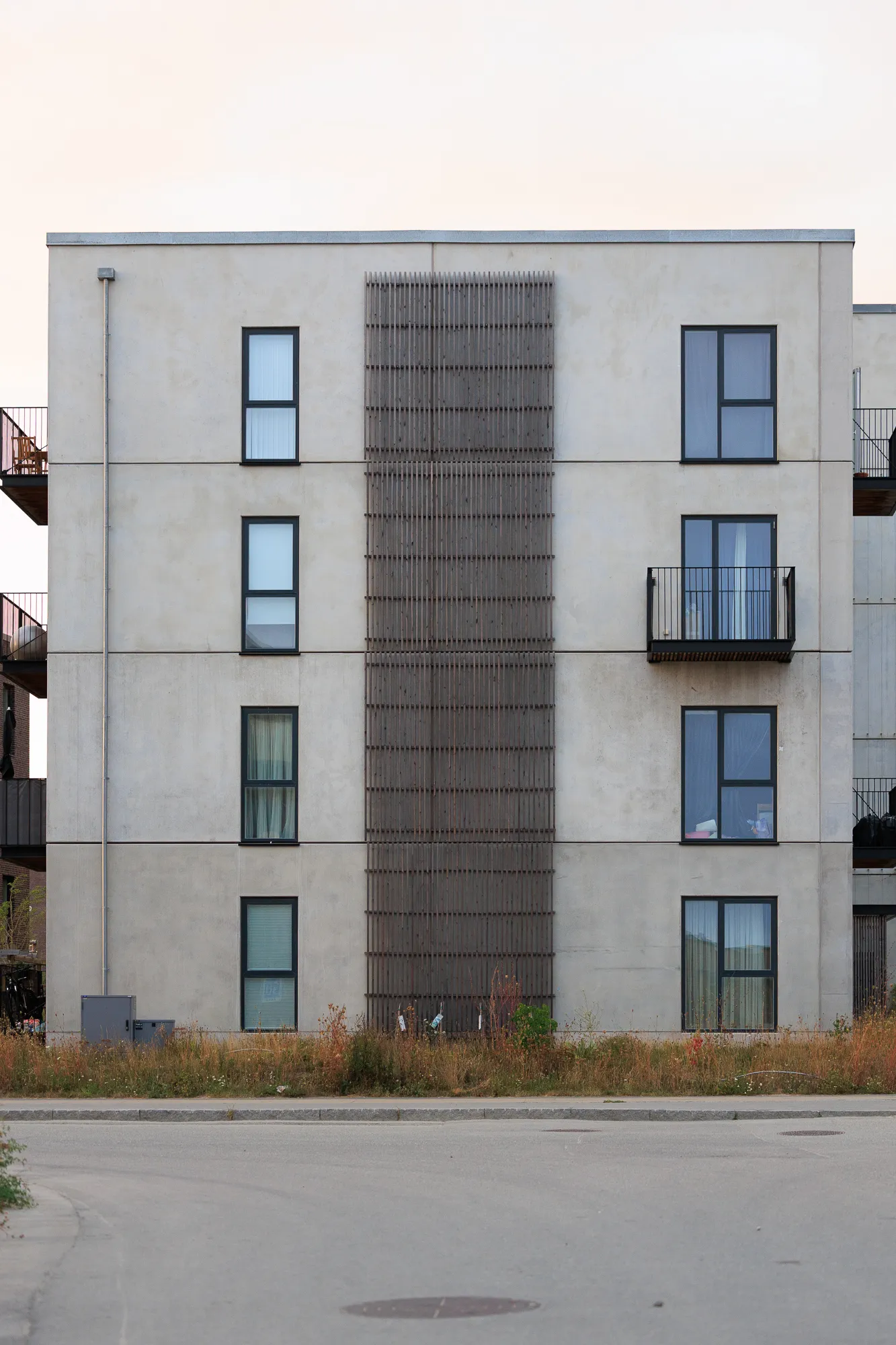 Edges between rail and housing — Nærheden