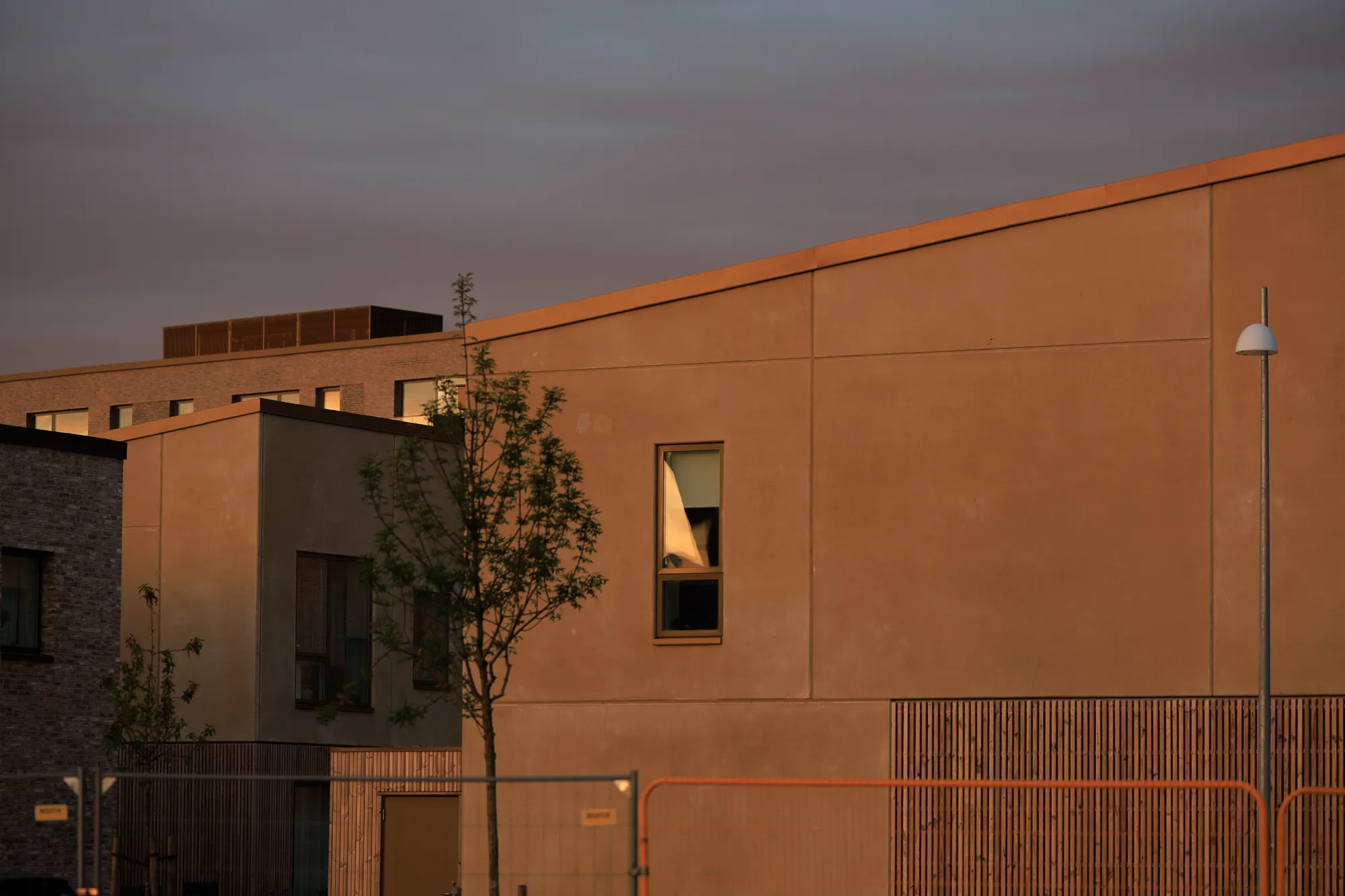 Night courtyard with warm light — Nærheden